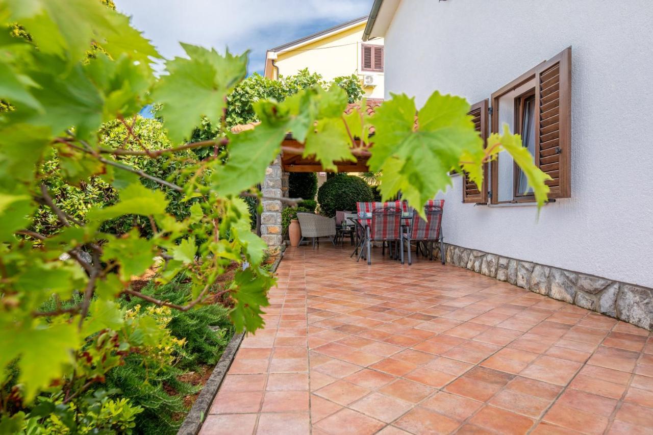 Apartman "Ela" Njivice Exterior photo
