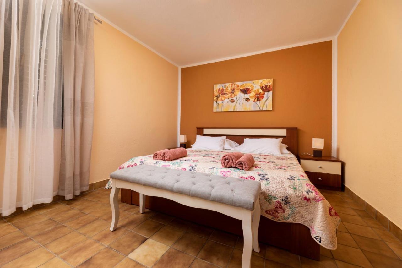Apartman "Ela" Njivice Exterior photo